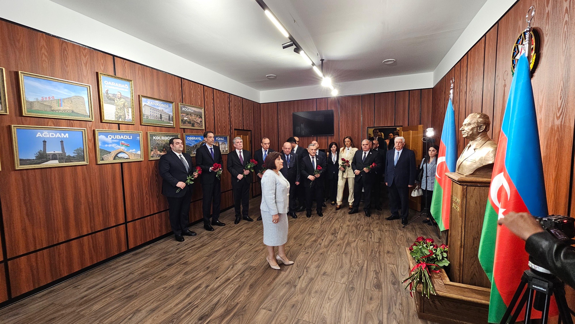 Azərbaycan Respublikasının Milli Məclisinin sədri Sahibə Qafarova tərəfindən Ümummilli Lider Heydər Əliyevin büstünü ziyarət Xeber basligi