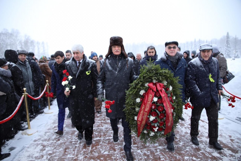 Азербайджанцы в питере. Памятник детям войны в Ленинграде Мамишев вагиф. Азербайджанцы в Питере празднуют. Погибших блокадника азербайджанцев фото.